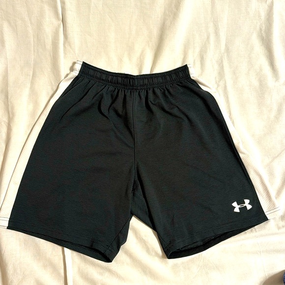 Under Armour Pants - Under armor women’s heat gear shorts fitted size small adjustable, black & white